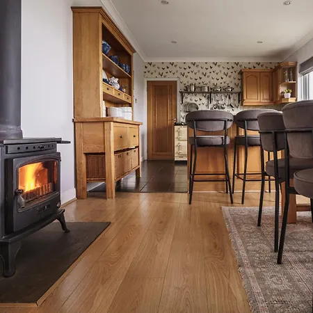 Willa Sylvan Wood, Gorgeous Views, District,